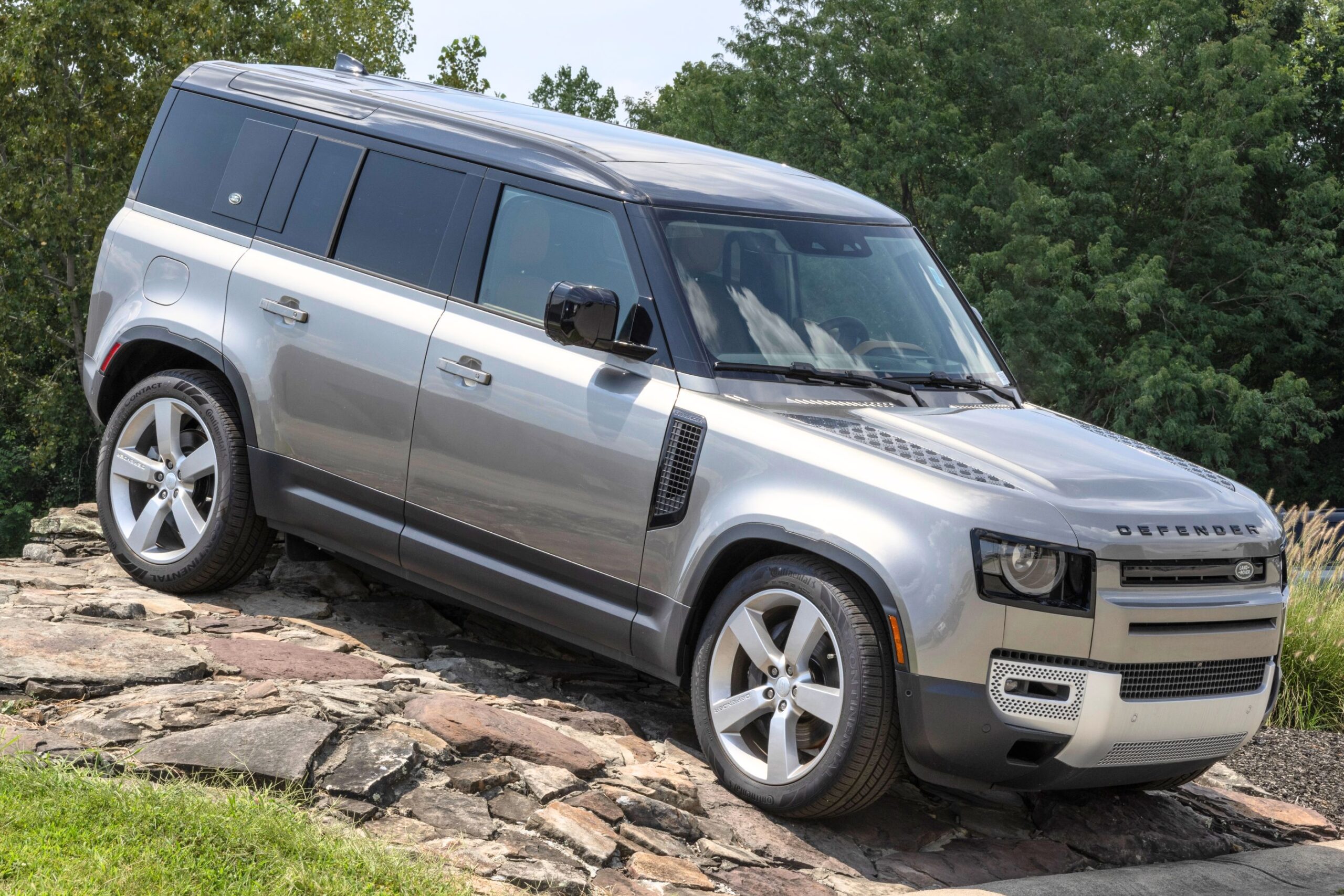 Land Rover Defender 2024