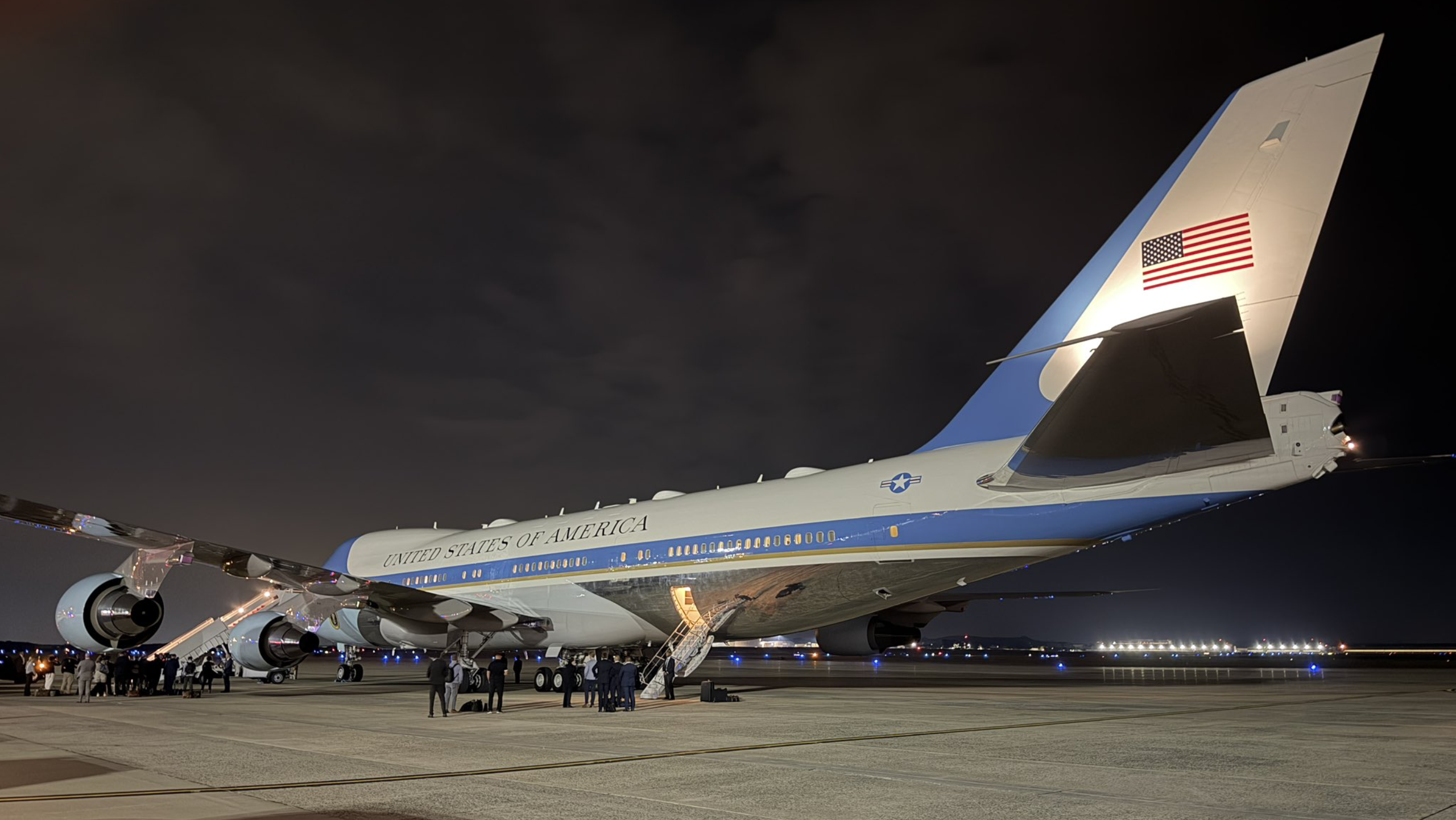 White House Staffers Bid Farewell to 35-Year-Old Air Force One Jet, But Air Force Says It Isn't Retired Yet