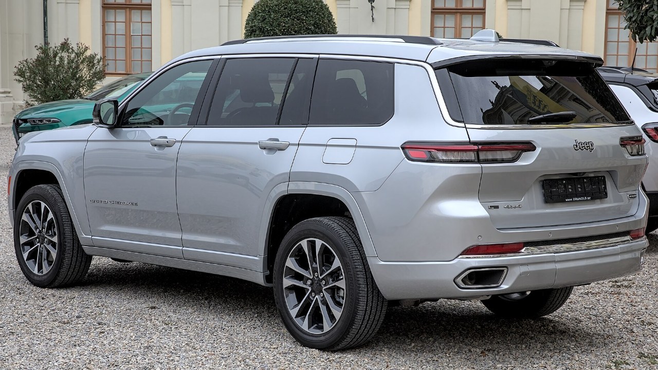 Silver Jeep Grand Cherokee L seen from the rear quarter